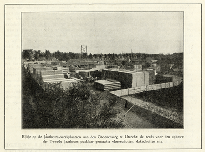 818002 Overzicht over het opslagterrein tussen de Oude Rijn en Groeneweg te Utrecht met de bouwmaterialen die gebruikt ...